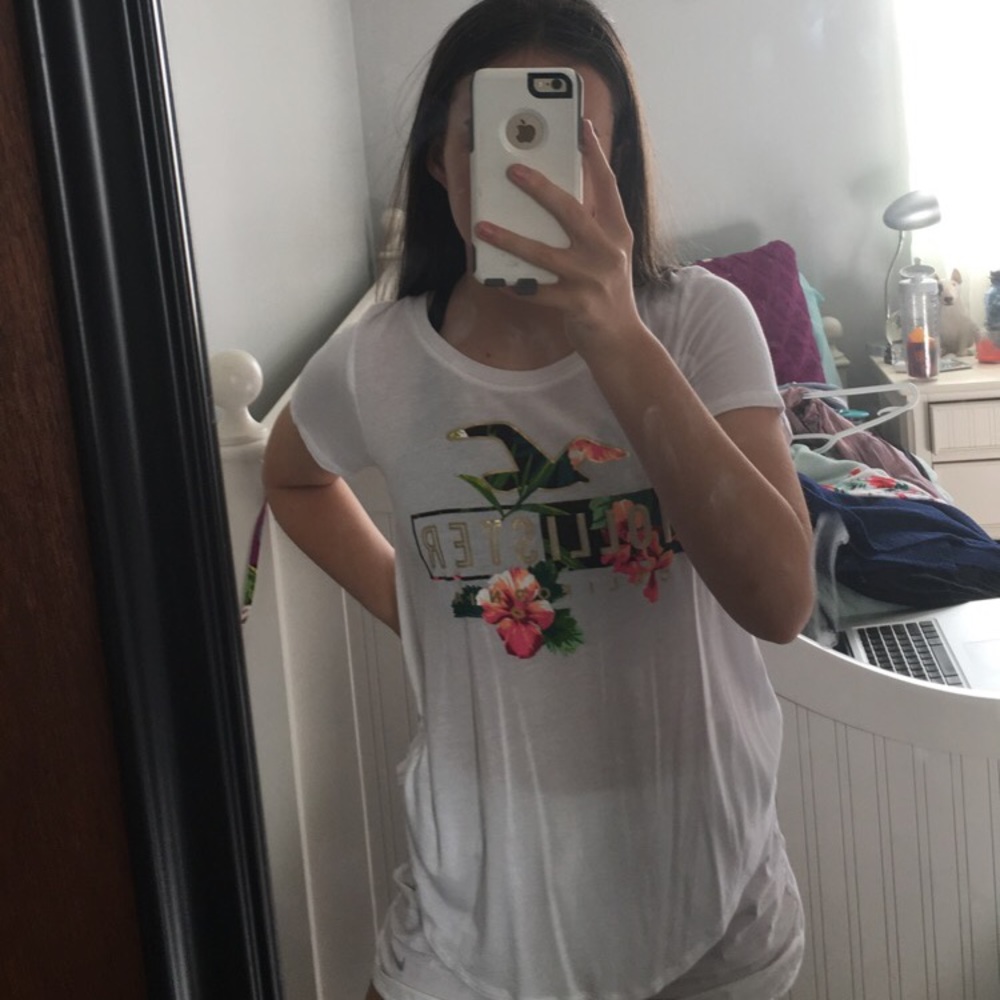 xs hollister graphic tee